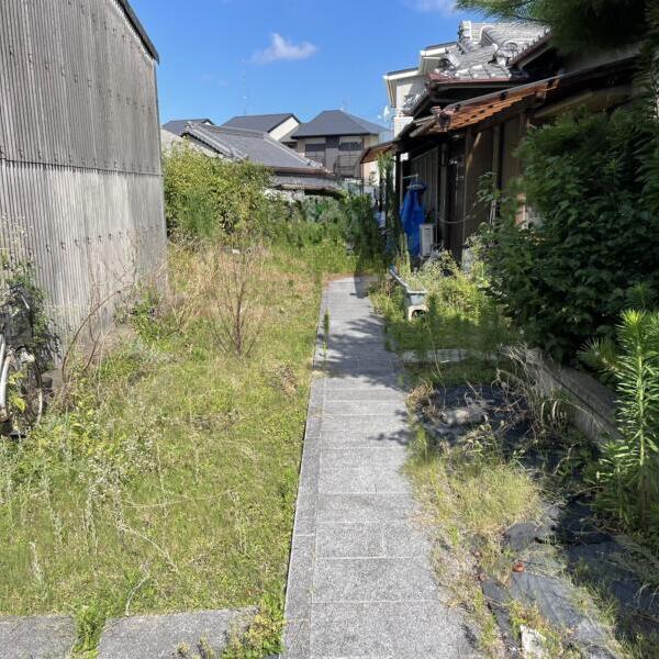 堺市での空き家の草刈り前のイメージ